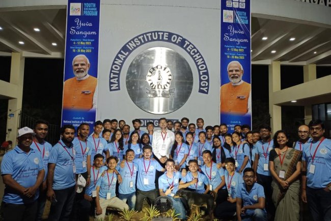 पश्चिम बंगाल से छात्रों का एक प्रतिनिधिमंडल सरकार के महत्वाकांक्षी सांस्कृतिक और शैक्षिक प्रयास के दूसरे चरण के हिस्से के रूप में पुडुचेरी के लिए रवाना हुआ