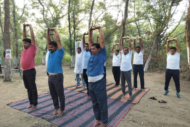 कुनुस्तोड़िया क्षेत्र के अधिकारियों ने किया प्रकृति की गोद में योगाभ्यास 