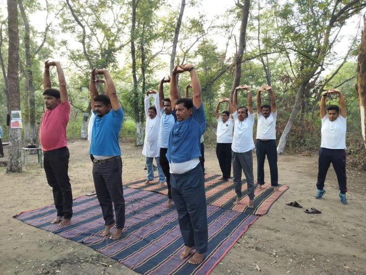 कुनुस्तोड़िया क्षेत्र के अधिकारियों ने किया प्रकृति की गोद में योगाभ्यास 