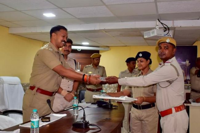 कार्यरत पुलिसकर्मियों को दिए गए चश्मे