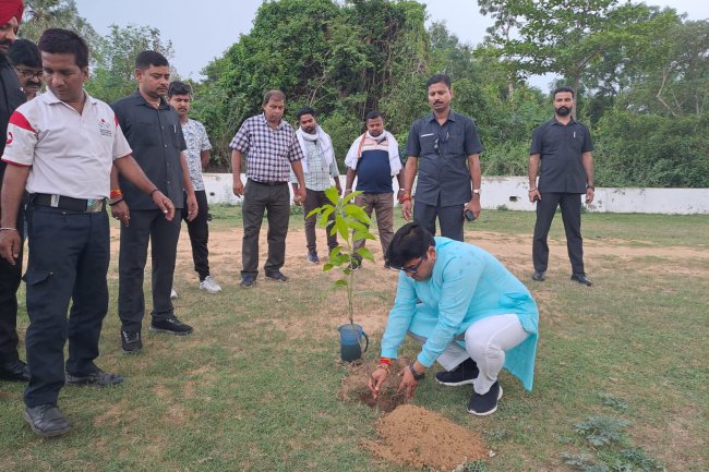 समाजसेवी कृष्णा प्रसाद ने पौधारोपण कर दिया संदेश
