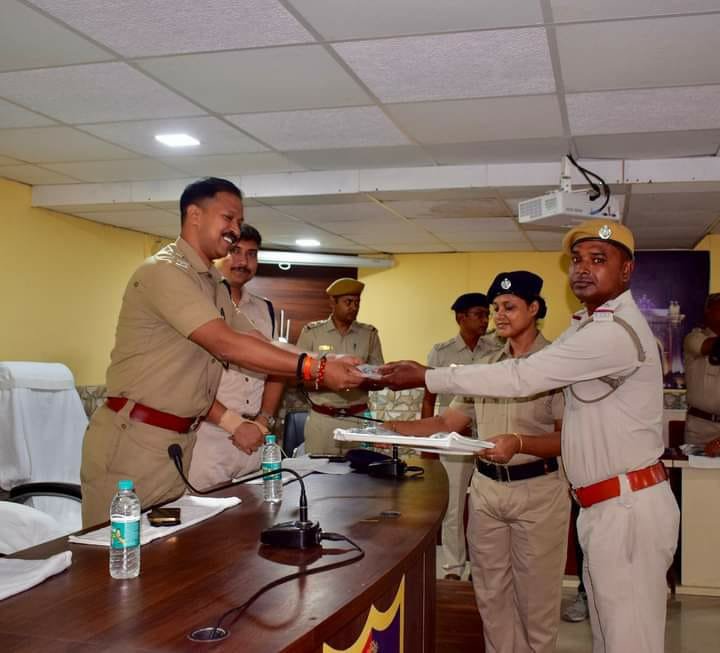 कार्यरत पुलिसकर्मियों को दिए गए चश्मे