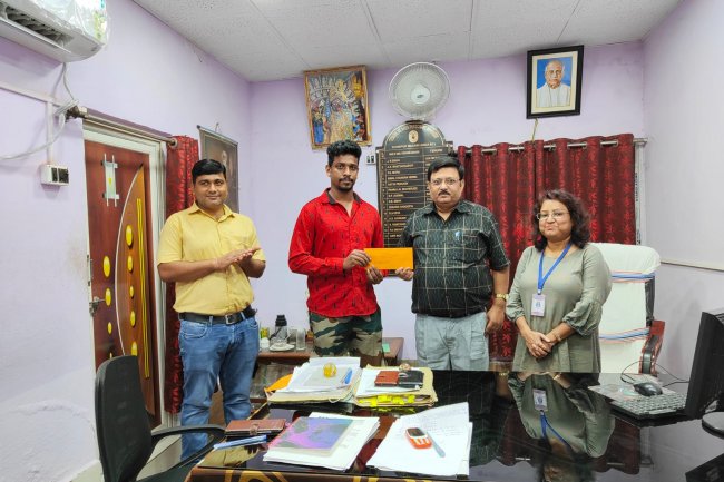 सुरक्षा गार्ड की बहादुरी पर क्षेत्र प्रबंधक द्वारा सम्मानित