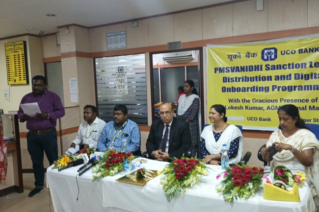 यूको बैंक द्वारा प्रधान मंत्री स्वनिधि ऋण स्वीकृति पत्र वितरण एवं डिजिटल ऑनबोर्डिंग कार्यक्रम आयोजित किया गया