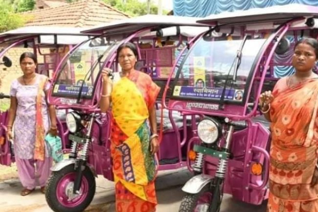 इस्को सीएसआर के तहत पांच महिलाओं को आजीविका कमाने में मदद के लिए गुलाबी टोटो दिया गया