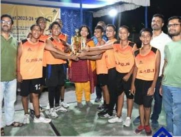 आईएसपी स्पोर्ट्स हाउस में लड़कों और लड़कियों के लिए इंटर स्कूल बास्केटबॉल टूर्नामेंट का आयोजन 