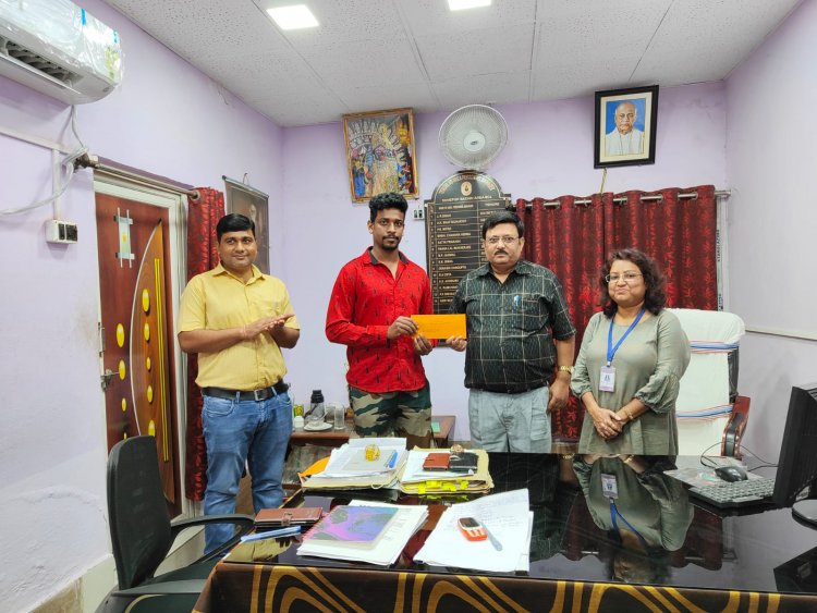 सुरक्षा गार्ड की बहादुरी पर क्षेत्र प्रबंधक द्वारा सम्मानित