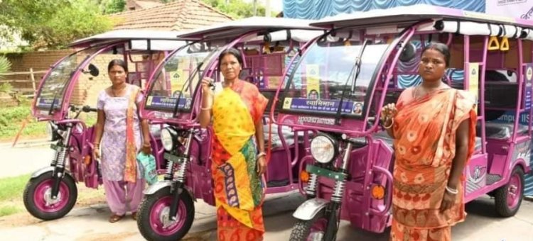 इस्को सीएसआर के तहत पांच महिलाओं को आजीविका कमाने में मदद के लिए गुलाबी टोटो दिया गया