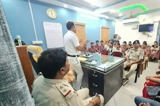 कमिश्नरेट कि पुलिस द्वारा जागरूकता अभियान