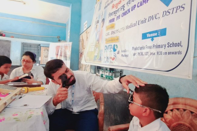 सीएसआर के अंतर्गत डीवीसी डीएसटीपीएस की मेडिकल टीम और दिविता आई केयर ने धूबचुरिया फ्री प्राइमरी स्कूल में आयोजित किया स्कूली बच्चो के लिए आँखों की जांच शिविर