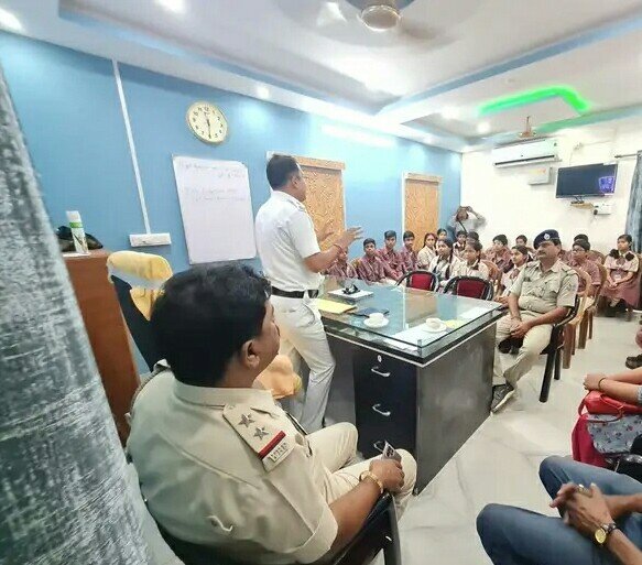 कमिश्नरेट कि पुलिस द्वारा जागरूकता अभियान