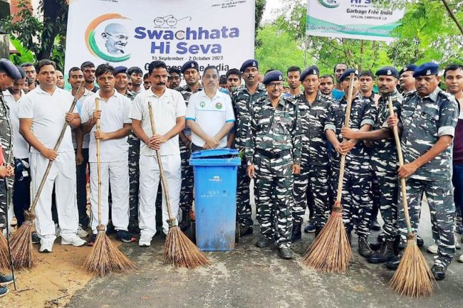 बापू को स्वच्छांजलि देने के लिए केन्द्रीय रिजर्व पुलिस बल दुर्गापुर द्वारा 1अक्टूबर को 1 घंटा सामूहिक श्रमदान