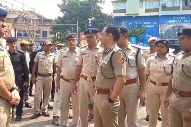 आसनसोल के विभिन्न दुर्गापूजा पंडालो का पुलिस कमिश्नर ने किया निरीक्षण