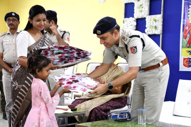 बांकुड़ा जिला पुलिस द्वारा जरूरतमंदों को वस्त्र वितरण