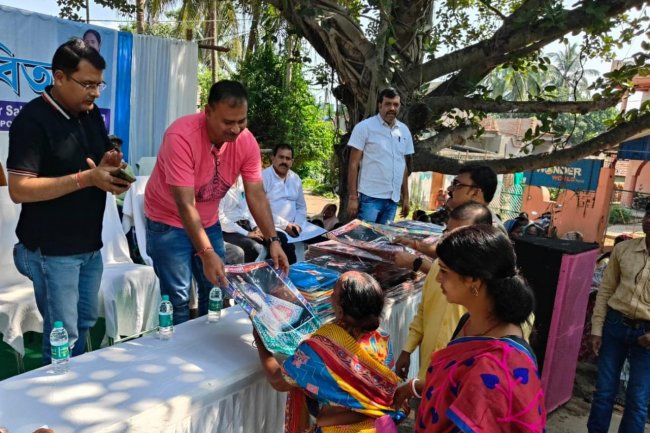 कल्याणेश्वरी फाड़ी पुलिस की ओर से जरूरतमंद लोगों में वस्त्र वितरण 