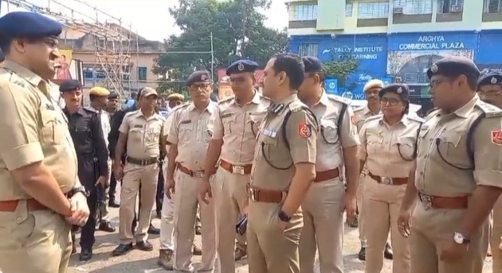 आसनसोल के विभिन्न दुर्गापूजा पंडालो का पुलिस कमिश्नर ने किया निरीक्षण