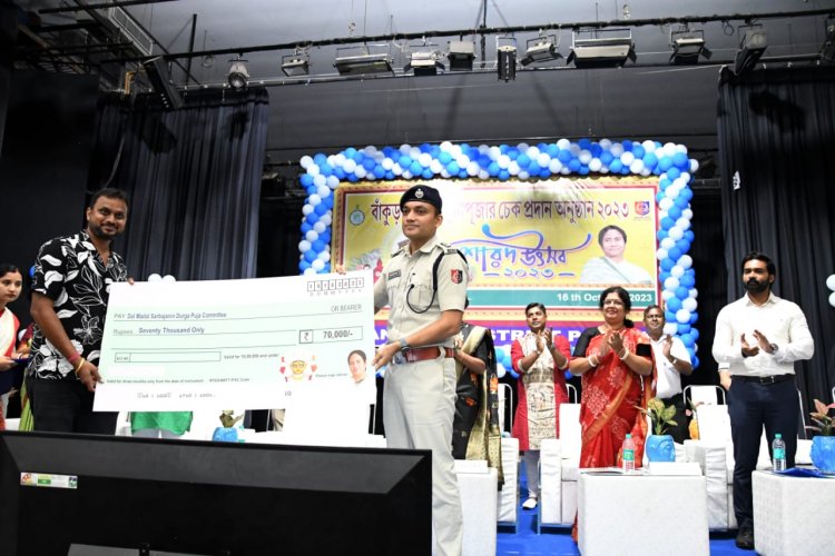 बांकुड़ा के दुर्गापूजा कॉमेटीयो को चेक प्रदान किए गए