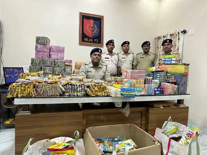 मेजिया थाना पुलिस ने भारी मात्रा में प्रतिबद्ध पटाखे किये बरामद 