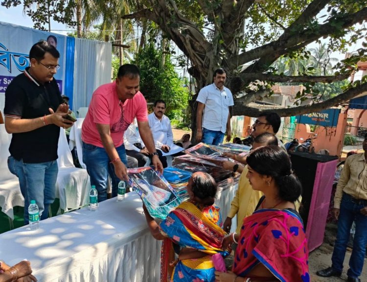 कल्याणेश्वरी फाड़ी पुलिस की ओर से जरूरतमंद लोगों में वस्त्र वितरण 
