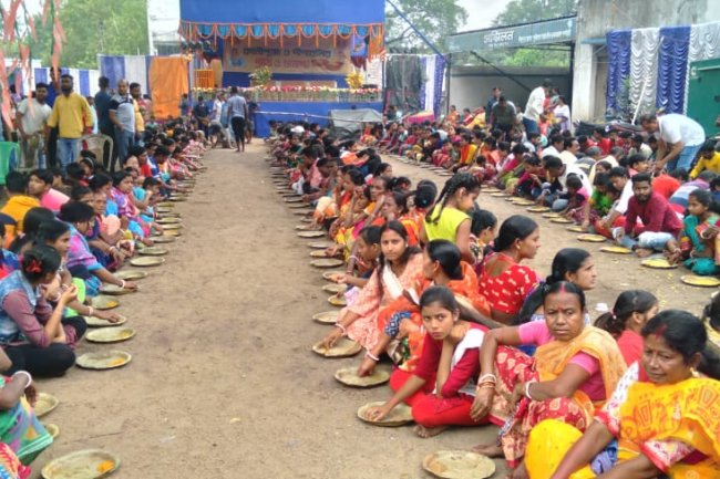 मेजिया थाना परिसर में आयोजित नर नारायण सेवा में उमड़ा जन सैलाब