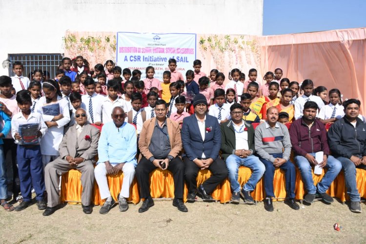 आईएसपी सीएसआर के तहत स्कूल यूनिफॉर्म एवं पाठ्य सामग्री का वितरण