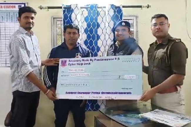 पांडेश्वर थाना पुलिस ने ऑनलाइन ठगी के शिकार लोगों का पैसा रिकवरी कर उन्हें लौटाया गया