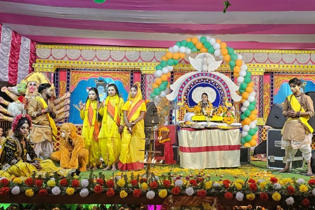भागवत कथा ज्ञान यज्ञ के चौथे दिन श्री कृष्ण का जन्मोत्सव धूमधाम से मनाया गया