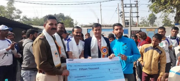 स्वास्थ्य के प्रति जागरूकता के लिए कमिश्नरेट के जमुड़िया थाना पुलिस का मैराथन दौड़ 