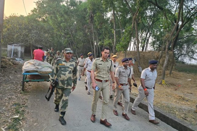लोकसभा चुनाव को देखते हुए पूर्व बर्दवान पुलिस एवं केंद्र सुरक्षा बल का रूट मार्च