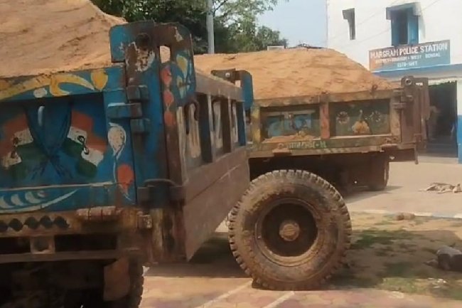 मोरग्राम थाना पुलिस ने जप्त किया अवैध बालू से लदे दो ट्रैक्टर