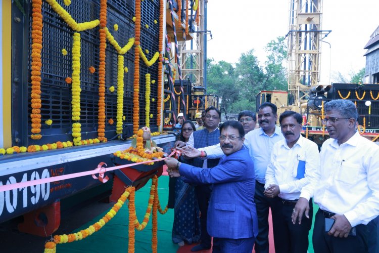 सोनपुर बजारी क्षेत्र में 3 ड्रिल मशीन और 100 टन के क्षमता के डंपर के लिए सीएमडी ईस्टर्न कोलफील्ड्स लिमिटेड और सभी निदेशकों द्वारा पूजन का आयोजन