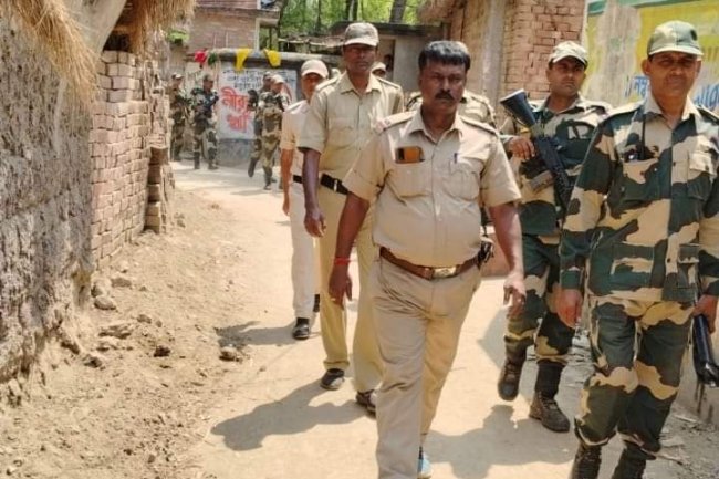 शांतिपूर्ण चुनाव के लिए जवानों का रूट मार्च