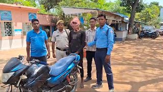 पांडेश्वर थाने की पुलिस ने चोरी की बाइक के साथ एक व्यक्ति को गिरफ्तार किया है