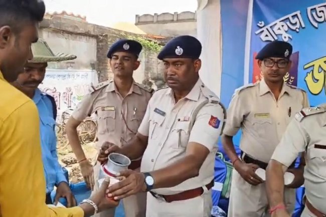 बांकुड़ा जिला पुलिस का शीतल जल वितरण