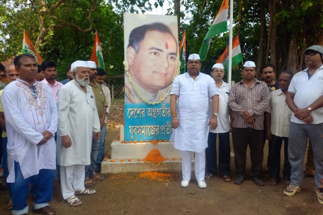 दुर्गापुर में युवा कांग्रेस और सेवादल द्वारा पूर्व प्रधानमंत्री की पुण्यतिथि पर दी भावभीनी श्रद्धांजलि