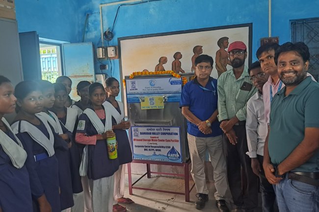 सभी के लिए पेयजल योजना के तहत डीएसटीपीएस की सीएसआर पहल के अंतर्गत तीन सरकारी स्कूलों को वॉटर प्यूरीफायर सह कूलर इकाइयों का सौंपना