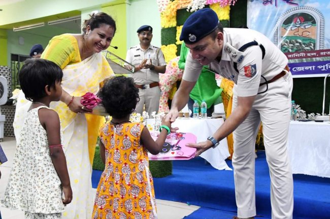 बांकुड़ा जिला पुलिस का वस्त्र वितरण कार्यक्रम 
