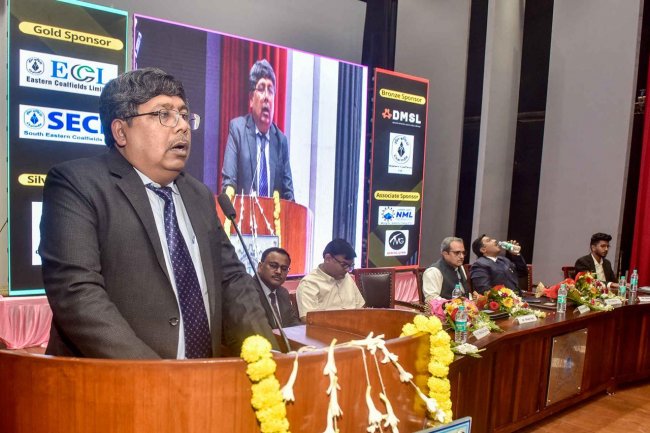 ईसीएल के निदेशक तकनीकी श्री नीलाद्री रॉय ने आईआईटी आईएसएम धनबाद के खनन इंजीनियरिंग विभाग और एसएमई आईआईटी आईएसएम स्टूडेंट चैप्टर द्वारा आयोजित वार्षिक टेक्नो माइनिंग फेस्ट खनन 24में मुख्य अतिथि के रूप में भाग लिया और एक मुख्य भाषण दिया