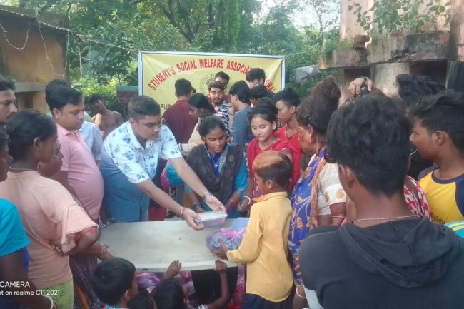 संस्था द्वारा 300 जरूरतमंद लोगों को कपड़े और भोजन दिए गए 