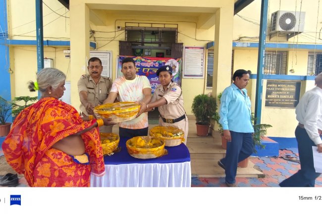 जमुड़िया थाना पुलिस ने छठवर्तियों को दिए पूजन सामग्री