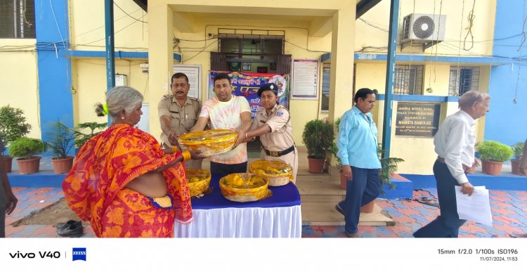 जमुड़िया थाना पुलिस ने छठवर्तियों को दिए पूजन सामग्री