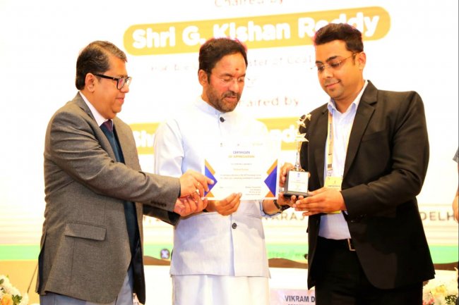 सहायक प्रबंधक निशांत कुमार को केंद्रीय कोयला मंत्री ने पुरस्कृत किया 