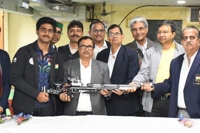 आईएसपी ने सीएसआर के तहत आसनसोल के राइफल शूटिंग के अंतरराष्ट्रीय खिलाड़ी अभिनव शॉ को एयर राइफल प्रदान किया