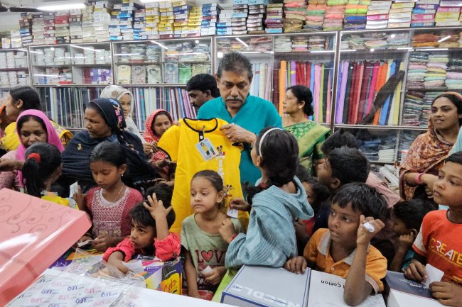 आओ ईद बाज़ार चलें पांडवेश्वर के विधायक नरेंद्रनाथ चक्रवर्ती की अभिनव पहल