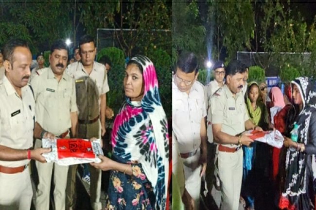 ईद के मौके पर कोकवोवन पुलिस स्टेशन की ओर से महिलाओं को नए कपड़े दिए गए