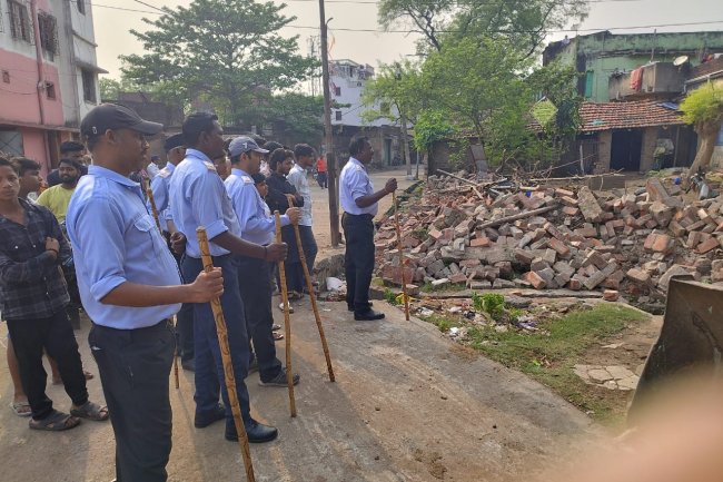नरसिंघबांध क्षेत्र में आईएसपी प्रशासन द्वारा अतिक्रमण हटाओ अभियान 