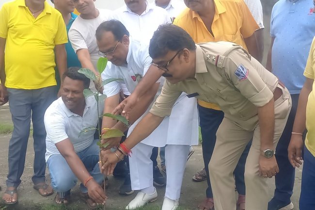 दुर्गापुर जन विकास सेवा संग का वृक्षारोपण कार्यक्रम का आयोजन