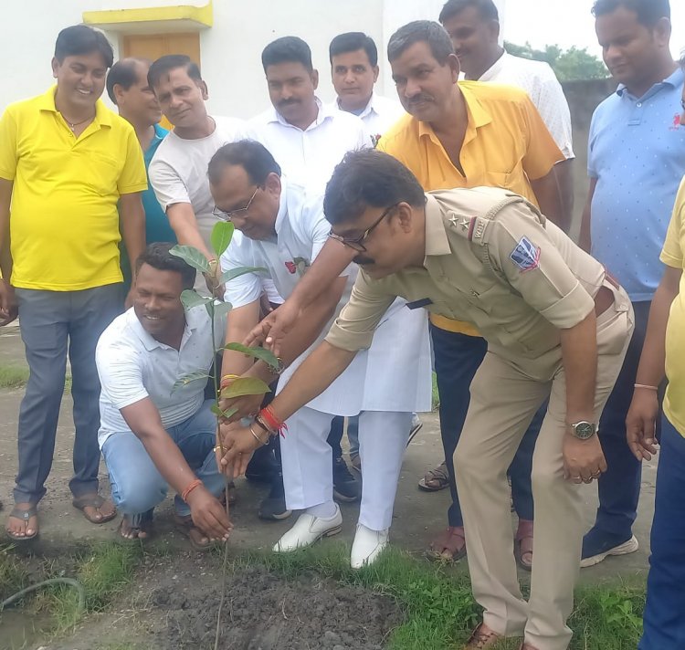 दुर्गापुर जन विकास सेवा संग का वृक्षारोपण कार्यक्रम का आयोजन