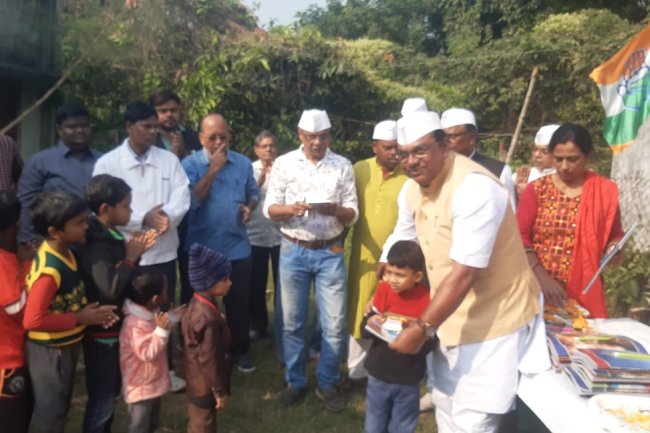 नेहरू जी की जयंती पर कांग्रेस ने मनाया बाल दिवस