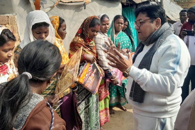 भाजपा नेता कृष्णा प्रसाद ने हजारों आदिवासी महिलाओं को भेंट की पारंपरिक साड़ियां